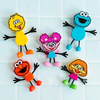 PERSONAJE ELMO + 2 CUBOS LUZ ROJO