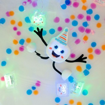 PERSONAJE PARTY + 2 CUBOS LUZ MULTICOLOR