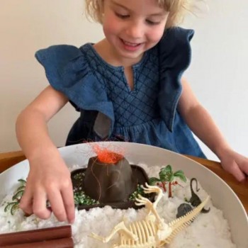 - BANDEJA + KIT SENSORIAL DINOSAURIO